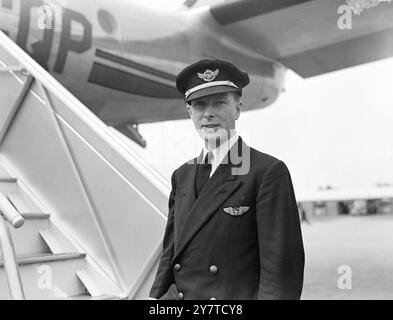 Das Londoner STERNENFLUGZEUG Malabar Princess, im Besitz von Air India, mit 48 Personen an Bord, wird befürchtet, dass es in den Alpen auf der Strecke Kairo-Genf auf seinem Flug von Bombay abgestürzt ist. Vierzig der achtundvierzig Insassen waren Lascar-Seeleute. Die Patrouillenbeamten am Flughafen Genf sagten, sie hätten den Kontakt zum Flugzeug verloren, als sie über dem Rhône-Tal war. Schnee und starker Wind sind wahrscheinlich ein Hindernis für die Suche nach dem vermissten Boot. DAS BILD ZEIGT: Captain A. R. Saint von Hoddesdon, Hertfordshire, Kapitän des vermissten Flugzeugs. 3. Novembe Stockfoto