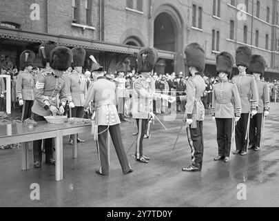 SHAMROCK VOM KÖNIG zu Ehren des halben 100. Jahrestages der Gründung des Regiments überreichte der König heute (St. Patrick's Day) Shamrock an das 1. Bataillon, die Irish Guards, während einer zeremonielle Parade in der Chelsea-Kaserne in London. Der König, Oberst der Regimenter, wurde von der Königin, Prinzessin Elizabeth und der Prinzessin Royal begleitet. Der kanadische Generalgouverneur Viscount Alexander, der auch Oberst des Regiments ist, flog aus Kanada. Die jährliche Präsentation des Shamrock ist eine von Königin Alexandra 1902 initiierte Regimentstradition. PICYURE ZEIGT:- die Stockfoto