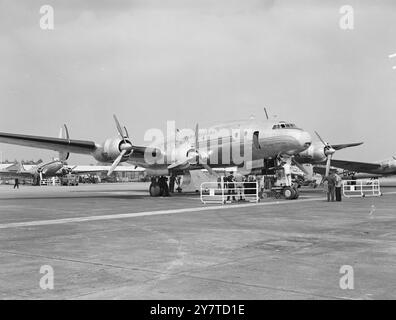 Das Londoner STERNENFLUGZEUG Malabar Princess, im Besitz von Air India, mit 48 Personen an Bord, wird befürchtet, dass es in den Alpen auf der Strecke Kairo-Genf auf seinem Flug von Bombay abgestürzt ist. Vierzig der achtundvierzig Insassen waren Lascar-Seeleute. Die Patrouillenbeamten am Flughafen Genf sagten, sie hätten den Kontakt zum Flugzeug verloren, als sie über dem Rhône-Tal war. Schnee und starker Wind sind wahrscheinlich ein Hindernis für die Suche nach dem vermissten Boot. DAS BILD ZEIGT:- das jüngste Bild DER MALABAR PRINCESS am Flughafen London. 3. November 1950 Stockfoto