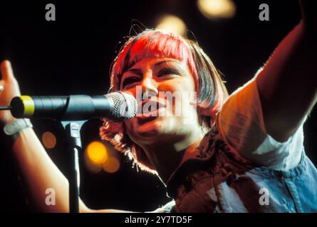 REPUBLICA, BBC RADIO 1 LIVE, CARDIFF, 1998: Safran der Band Republica spielt am 13. September 1998 bei BBC Radio 1 Live, Coopers Field, Cardiff, Großbritannien. Foto: Rob Watkins INFO: Republica, eine britische Alternative-Rock-Band, die Mitte der 90er Jahre gegründet wurde, erlangte mit Hits wie Ready To Go Bekanntheit. Angeführt von Saffrons dynamischem Gesang, verschmolz ihr energiegeladener Sound Rock und elektronische Elemente. Stockfoto