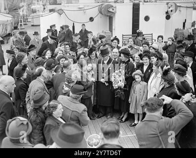 G.I. BRÄUTE WERDEN BESUCHER des Lord Mayor of Liverpool , Alderman J.J. CLEARY , der von der Lady Mayoress begleitet wird , die Hand schüttelt mit dem 15-jährigen LESLIE RAWSON , als er neunzig Merseysidern Abschied nahm , die auf dem Cunard-Liner " Franconia " aufbrachen , um G.I. Bräute in Amerika und Kanada zu besuchen . Leslie reist mit seiner Mutter in Pennsylvania , USA Mitglieder der Partei sind entweder Eltern oder Verwandte von G.I. Bräute . 11. März 1950 Stockfoto