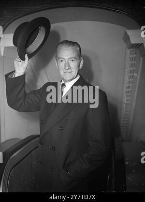 DEBONAIR ' TRAMP ' ist kein bisschen wie ein Tramp der 20. Jahrhundert Fox Schauspieler Clifton Webb, der Großbritannien bei der Ankunft in Southampton an Bord der Cunard Linie ' Queen Mary ' aus New York grüßt. Webb ist hier für Gespräche mit Regisseur Henry Koster über seinen neuen Film The Silver Whistle, in dem er als Tramper auftritt. Das Treffen wurde arrangiert, weil Koster nicht in der Lage sein wird, zu Gesprächen nach Hollywood zu kommen, bevor der Film in Produktion geht. 6. November 1950 Stockfoto