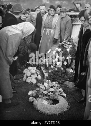 SHAW VERBRANNTE: BLUMEN DRAUSSEN, als sich die Leute draußen versammelten, die Zeremonie über Lautsprecher übertragen hörten, wurden die Überreste von Mr. George Bernard Shaw heute im Krematorium Golders Green, London, eingeäschert. Nach dem Wunsch von Herrn Shaw waren die letzten Riten privat , nur von Familienmitgliedern und Mitarbeitern des Dramatikers und engen Freunden besucht. DAS BILD ZEIGT: Kränze, die von Bewunderern von Shaw geschickt wurden, werden außerhalb des Krematoriums gesehen. Im Inneren gab es keine Blumen - auf Anfrage. 6. November 1950 Stockfoto