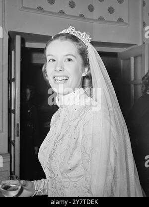 HAPPY BRIDE --FOTOGRAFIERT AN DER REZEPTION die lächelnde Braut ist die ehemalige Sally Ann Howes, die 96 bei einem Empfang im Piccadilly London, heute, abgebildet wurde. Sie ist die 19-jährige Filmschauspielerin, Tochter des Bühnenkomikers Bobby Howes, und sie war heute mit Maxwell Coker aus New Orleans, USA, verheiratet. Die Hochzeit fand in der King's Chapel of the Savoy, Savoy Street, London statt. Der Bräutigam ist bei der Firma Oklahoma im Drury Lane Theatre. 10. März 1950 Stockfoto