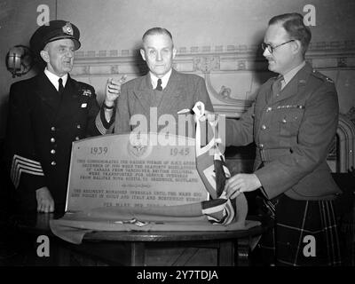 Eine Gedenktafel wurde von den Seaforth Highlanders of Canada dem Flaggschiff der Royal Mail Lines Andes in Southampton heute überreicht. Die Gedenktafel erinnert an die Jungfernfahrt der Anden als Truppentransport im letzten Krieg. Die Reise fand im Dezember 1939 statt, als die Seaforth Highlanders of Canada (aus Vancouver, British Columbia) von Halifax, Nova Scotia, zum Clyde transportiert wurden. DAS BILD ZEIGT: Lieutenant Colonel G.S.Gibson (rechts) enthüllt heute die Gedenktafel im Namen der Seaforth Highlanders of Canada an Bord der Anden in Southampton. Auf der linken Seite befindet sich Commodore B.K.Berry Stockfoto