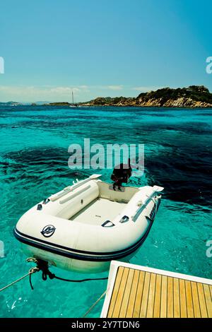 Das transparente Wasser der Cala Santa Maria auf der gleichnamigen Insel. Maddalena Archipel. Provinz Sassari, Sardinien. Italien. Stockfoto