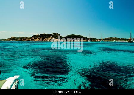 Das transparente Wasser der Cala Santa Maria auf der gleichnamigen Insel. Maddalena Archipel. Provinz Sassari, Sardinien. Italien. Stockfoto