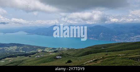 Panoramablick auf den Gardasee und die umliegenden Berge aus einer Höhe zwischen Prada, Italien in südwestlicher Richtung Stockfoto