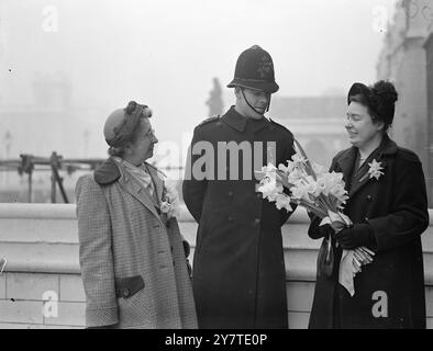 SIE FEIERN ST . DAVIDS TAG IM HOUSE OF COMMONS St. David's Day wurde heute auf besondere Weise von zwei Frauen in London gefeiert. Die Frauen - Frau Eirene White und Mrs. Dorothy Rees nahmen ihre Sitze als die ersten beiden weiblichen Labour-Mitglieder des Parlaments ein, die walisische Wahlkreise repräsentierten, als sich das Unterhaus nach den Parlamentswahlen wieder zur Wahl des Redners versammelte. Frau White, Mitglied von East Flint, ist Mitglied der nationalen Exekutive der Labour Party, ist Gouverneur des British Film Institute und Mitglied des Board of Trade Films Council. Sie wurde 1909 geboren, war in Stockfoto