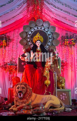 Ein wunderschönes Idol von Maa Durga, der während Navratri bei einem Pandal verehrt wurde. Navratri ist das größte religiöse fest des Hinduismus Stockfoto