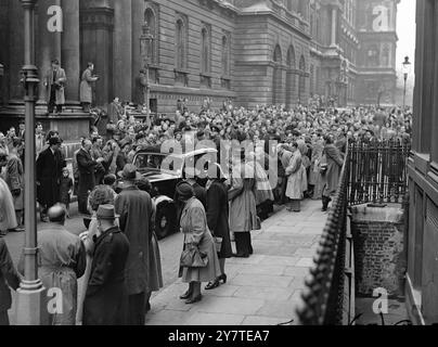 ATTLEES ' WEITER ' mit Mrs.. Attlee, wieder am Steuer, und die Menschenmassen drängen hinter dem Auto, fährt Mr. Attlee von Downing Street nach Chequers, nach der langen Konsultation mit seinen Ministern über die Situation, die sich aus der prekären Mehrheit der Regierung bei den Parlamentswahlen ergibt. In einer Erklärung, die nach dem Treffen abgegeben wurde, sagte Herr Attlee, er habe beschlossen, dass es die Pflicht der jetzigen Regierung ist, weiterhin im Amt zu bleiben, die Regierung des Königs muss fortgeführt werden. 25. Februar 1950 Stockfoto