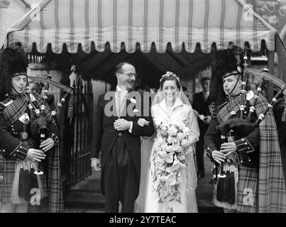 EARLS GROSSTOCHTER VERMÄHLT Miss Anne Barry von Bulawayo , Südrhodesien , Enkelin des sechsten Earl of Radnor , und Mr . Alastair Gordon , jüngster Sohn von Lord Dudley Gordon , Vorsitzender des Stahlunternehmens Hadfields , heiratete in St Michael's , Chester Square , London . Der Bräutigam , 29 und 1,5m groß , ist gerade zurück aus Kenia , wo er Landschaften und die Eingeborenen malte . Miss Barry ist 25 und arbeitet mit einer Mayfair-Dekorationsfirma zusammen. DAS BILD ZEIGT:- die Braut und der Bräutigam sind nach der Hochzeit aus der Kirche gepipelt. 24. Februar 1950 Stockfoto