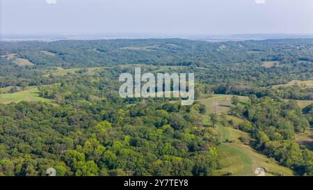 Luftaufnahme der Loess Hills, Lyons Township, Mills County, Iowa an einem wunderschönen Sommermorgen. Stockfoto