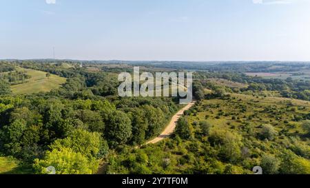 Luftaufnahme der Loess Hills, Lyons Township, Mills County, Iowa an einem wunderschönen Sommermorgen. Stockfoto