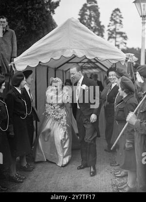 PEERS SCHWESTER VERMÄHLT DEN SOHN DES KEKSMILLIONÄRS THE HON. Caroline Cecily Douglas-Scott-Montagu , 24 Jahre alte Schwester von Lord Montagu von Beaulieu , war mit Herrn . George Grainger Weston , ältester Sohn von Mr . Und Frau W. Garfield Weston aus Wittington , Marlow , Buckinghamshire . Die Braut ist die zweite Tochter des verstorbenen Lord Montagu von Beaulieu und des Hon. , Frau . Edward Pleydell-Bouverie aus Palace House , Beaulieu , Hampshire . Der Vater des Bräutigams ist der in Kanada geborene Biscuit Millionär und ehemaliger konservativer M.P. für Macclesfield. Herr . Grainger Weston ist der erste seiner neun Chi Stockfoto