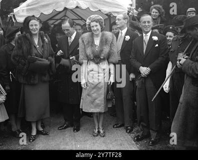 PEERS SCHWESTER VERMÄHLT DEN SOHN DES KEKSMILLIONÄRS THE HON. Caroline Cecily Douglas-Scott-Montagu , 24 Jahre alte Schwester von Lord Montagu von Beaulieu , war mit Herrn . George Grainger Weston , ältester Sohn von Mr . Und Frau W. Garfield Weston aus Wittington , Marlow , Buckinghamshire . Die Braut ist die zweite Tochter des verstorbenen Lord Montagu von Beaulieu und des Hon. , Frau . Edward Pleydell-Bouverie aus Palace House , Beaulieu , Hampshire . Der Vater des Bräutigams ist der in Kanada geborene Biscuit Millionär und ehemaliger konservativer M.P. für Macclesfield. Herr . Grainger Weston ist der erste seiner neun Chi Stockfoto