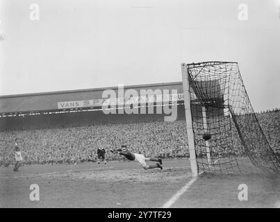 Ernie Butler, Torhüter von Portsmouth, macht einen verzweifelten Sprung, aber der Ball blitzt vom Fuß des Manchester United Flügelhandschuhs ins Netz, um das 1. Tor für United im F.A.Cup-Spiel im Fratton Park, Portsmouth, zu erzielen. Manchester, der seine Stürmer gut in Form hatte, schlug Portsmouth mit einem Sieg von 3-1 aus dem Cup.50.000 beobachtete das Spiel. 15. Februar 1950 Stockfoto