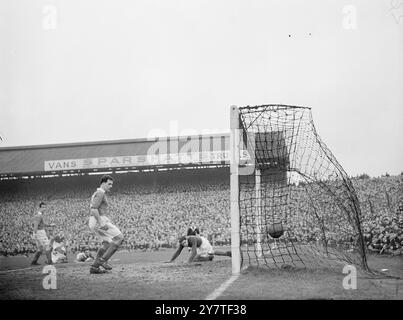 POMPEY ELL SCHLUG mehr als 50.000 Augenpaare und beobachtete, wie der Ball aus einem Geschäft von Downey ins Netz stürzte. Innen links erzielte er das zweite Tor für Manchester United gegen Portsmouth im Fratton Park, Portsmouth, heute. Aber die am meisten Betroffenen sind von links nach rechts: REG FLEWIN (Portsmouth Mitte Hälfte): Charlie Mitten (Manchester außen links): Johnny Downie, USA innen links (auf Knien): Jimmy Scoular (Portsmouth)): Harry Ferrier (Portsmouth links hinten): Und Ernie Butler (Torhüter). Manchester rammte in der heutigen Wiederholung drei Tore gegen Portsmouth Stockfoto