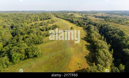 Luftaufnahme der Loess Hills, Lyons Township, Mills County, Iowa an einem wunderschönen Sommermorgen. Stockfoto