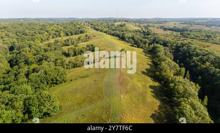 Luftaufnahme der Loess Hills, Lyons Township, Mills County, Iowa an einem wunderschönen Sommermorgen. Stockfoto