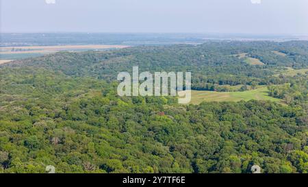 Luftaufnahme der Loess Hills, Lyons Township, Mills County, Iowa an einem wunderschönen Sommermorgen. Stockfoto