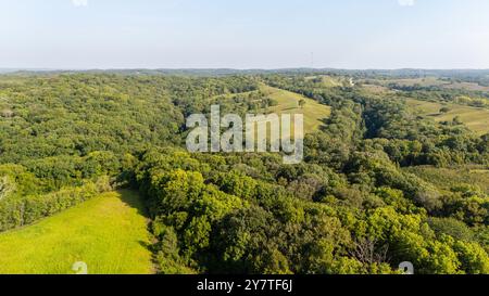 Luftaufnahme der Loess Hills, Lyons Township, Mills County, Iowa an einem wunderschönen Sommermorgen. Stockfoto