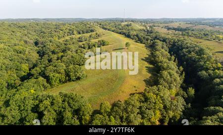 Luftaufnahme der Loess Hills, Lyons Township, Mills County, Iowa an einem wunderschönen Sommermorgen. Stockfoto