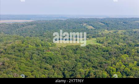 Luftaufnahme der Loess Hills, Lyons Township, Mills County, Iowa an einem wunderschönen Sommermorgen. Stockfoto