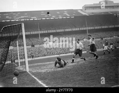 EIN ANGRIFF, DER GESCHEITERT ist – Tommy Godwin, Torhüter von Leicester City, hat sich nicht vergeblich abgespielt – dieser Schuss eines Tottenham-Angriffs ging heute während des zweiten Ligaspiels in der White Hart Lane in London um die Pfosten. Die Ligaführer hatten in der Halbzeit zwei Tore nach unten, wobei Leicester ihre Chancen deutlich besser ausnutzte. 4. Februar 1950 Stockfoto