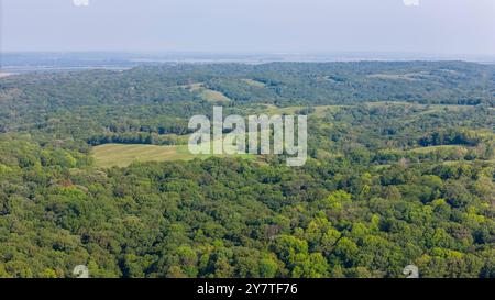 Luftaufnahme der Loess Hills, Lyons Township, Mills County, Iowa an einem wunderschönen Sommermorgen. Stockfoto