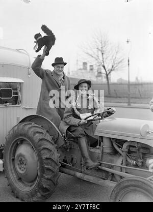 MOBILE KAMPAGNE 8 Februar 1950 zwei tausend Meilen Fahrt und mehr als vierzehn Nächte harte Kampagne stehen Mr. W Craven Ellis, ehemals konservatives Mitglied für Southampton und jetzt nationaler Kandidat für die Ichen-Konsistenz dieser Stadt, vor dem Wahltag bei den Parlamentswahlen gegenüber. Mr. Craven Ellis führt eine mobile Kampagne von einem Wohnwagen aus, der von einem Ferguson-Traktor gezogen wird. Die Kampagne ist eine Familienangelegenheit, die Tochter des Kandidaten, Mrs. Doris Campbell von Home Farm, Branshaw, im New Forest, fährt den Traktor. Ehrenplätze gehen an eine schwarze Katze und ein riesiges Hufeisen, die der Kraw waren Stockfoto