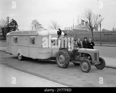 MOBILE KAMPAGNE 8 Februar 1950 zwei tausend Meilen Fahrt und mehr als vierzehn Nächte harte Kampagne stehen Mr. W Craven Ellis, ehemals konservatives Mitglied für Southampton und jetzt nationaler Kandidat für die Ichen-Konsistenz dieser Stadt, vor dem Wahltag bei den Parlamentswahlen gegenüber. Mr. Craven Ellis führt eine mobile Kampagne von einem Wohnwagen aus, der von einem Ferguson-Traktor gezogen wird. Die Kampagne ist eine Familienangelegenheit, die Tochter des Kandidaten, Mrs. Doris Campbell von Home Farm, Branshaw, im New Forest, fährt den Traktor. Ehrenplätze gehen an eine schwarze Katze und ein riesiges Hufeisen, die der Kraw waren Stockfoto