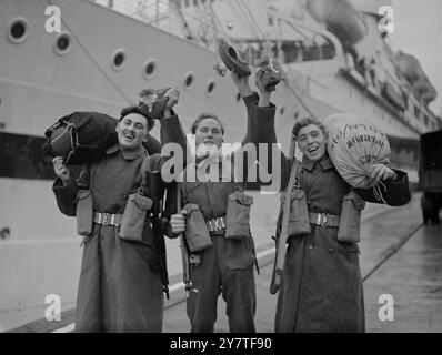 NORTHUMBERLANDS SIND HEIMAT des 1. Bataillons Royal Northumberland Fusiliers, das heute nach 18 Jahren Auslandseinsatz in Southampton an Bord gegangen ist. Das Bataillon war von Gibraltar in dem 17.362 Tonnen schweren Empire Orwell zurückgekehrt, Großbritanniens größtem Truppenschiff, das 1.400 Soldaten und Familien der Dienste an Bord hatte. DAS BILD ZEIGT: Drei fröhliche Mitglieder des Bataillons in Southampton heute - von links nach rechts - Fusillier D. Haigh von Leeds : Füsilier R. Ainsworth von Hull und Füsilier W. Sparrow von Huddersfield. 9. Februar 1950 Stockfoto