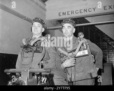 AUSZEICHNUNGEN FÜR TAPFERKEIT NACH DER GRUBENEXPLOSION – 8. Februar 1950 – – Auszeichnungen für Tapferkeit wurden an William Seth Parr, 33, und Herbert Evitts, 46 Mitglieder der Lyme Colliery, Boothstown, Lancashire, verliehen. Parr erhielt die George Medal und Evitts die British Empire Medal (Civil Divisions) für Rettungseinsätze, nachdem der Anführer des Teams während der Ermittlungen nach einem Brand und einer Explosion in der Grube zusammengebrochen war. Parr, der drei Gefährten geschickt hatte, um Hilfe zu holen, blieb bei dem bewusstlosen Mann, obwohl er von Sauerstoffmangel bedroht war. Als eine der beiden Parteien zusammenbrach Stockfoto