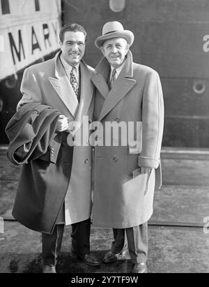 Februar 1950 der Weltmeister im Leichtschwergewicht kehrte heute (Mittwoch) in die Vereinigten Staaten zurück, als Joey Maxim mit seinem Manager Doc Kearns an Bord des Cunard-Schiffers Queen Mary aus Southampton nach Hause segelte. Maxim gewann den Titel, als er Britains Freddie Mills am 24. Januar in London besiegte. Das Bild Zeigt. Der amerikanische Boxer Joey Maxim (links) trug einen zusätzlichen Mantel, zusammen mit seinem Manager Doc Kearns, als sie heute mit der Queen Mary aus Southampton nach New York segelten. Stockfoto