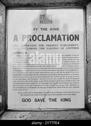 Am 4. Februar 1950 löste das Parlament auf und rief das neue, außerhalb der Royal Exchange, City of London, heute (Samstag) aus, nachdem es von den Stufen des Common Crier, Commander J Polen, gelesen worden war. Stockfoto