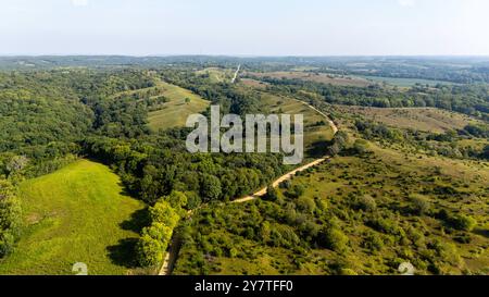 Luftaufnahme der Loess Hills, Lyons Township, Mills County, Iowa an einem wunderschönen Sommermorgen. Stockfoto