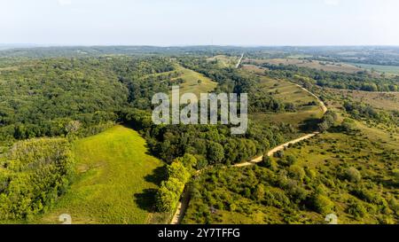 Luftaufnahme der Loess Hills, Lyons Township, Mills County, Iowa an einem wunderschönen Sommermorgen. Stockfoto