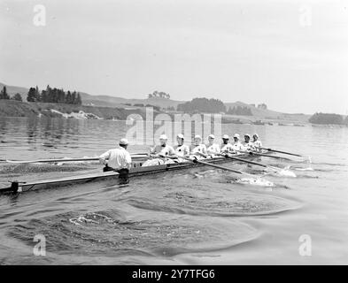 ENGLAND ACHT GESCHLAGEN IN EMPIRE-SPIELEN die England 8, die während des Trainings am Lake Karapiro in Neuseeland gezeigt wurden, für die Empire-Spiele wurde die Crew von Australien-1. Und Neuseeland in diesen acht Ruderveranstaltungen der Spiele auf Platz 3 geschlagen. Mitglieder der 8 sind Bradley (Schlaganfall) : M . Le Page (NR.7) : P.C.Kirkpatrick (6) : R.D.Bernell (5 : Kapitän ) : H.W.Rushmere (4) : W.A.Windham (3) : P.A. de Giles (2) : A.S.F.Butcher (1) und J.G.Dearlove (Cox) im Rennen, Australien gewann mit A in 6 Minuten 27 Sekunden. 8. Februar 1950 Stockfoto