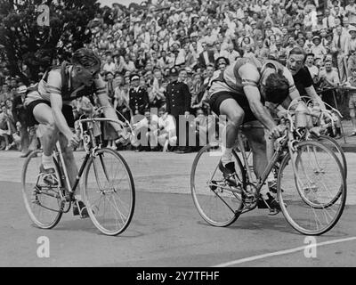 LETZTER SPURT 13 Februar 1950 der letzte Spurt ist der härteste, und diese Empire Games-Radfahrer setzen jede Unze Kraft in ihre letzten Bemühungen, die magische weiße Linie zu überqueren, die den Kampf von den Früchten des Sieges trennt. Hier gewann Hector Sutherland (Australien) das 100 Kilometer lange Straßenrennen in Auckland und besiegte T R Carter (Neuseeland) rechts und Jack Fowler (Australien) links, der dritte im Rennen war. Stockfoto