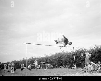 HÖHEPUNKT SEINER AUSBILDUNG 4. Februar 1950 diese Bilder, die gerade per Luftpost angekommen sind, sind in London angekommen, als die Empire Games 1950 im Eden Park in Auckland, Neuseeland, eröffnet wurden. Die britischen Sprintern hatten einen enttäuschenden Eröffnungstag - sie waren überholt. Die Rekorde wurden bei fast jedem Ereignis zerschlagen. Das Bild zeigt: Hochspringer Peter Wells räumt im letzten Training der Spiele die Bar mit 1,5m 4 Zoll. Wells, 20 in London geboren, ist der englische Native Record-Inhaber. In seiner besten Leistung hat er 6 Fuß 6 und 5 Achtelzentimeter entfernt. Stockfoto