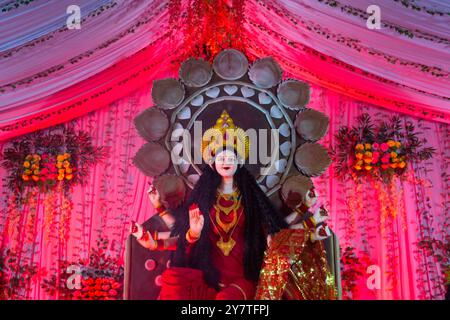 Ein wunderschönes Idol von Maa Durga, der während Navratri bei einem Pandal verehrt wurde. Navratri ist das größte religiöse fest des Hinduismus Stockfoto