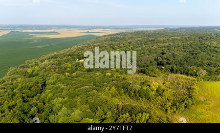 Luftaufnahme der Loess Hills, Lyons Township, Mills County, Iowa an einem wunderschönen Sommermorgen. Stockfoto