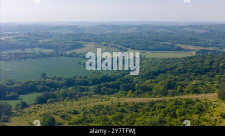 Luftaufnahme der Loess Hills, Lyons Township, Mills County, Iowa an einem wunderschönen Sommermorgen. Stockfoto