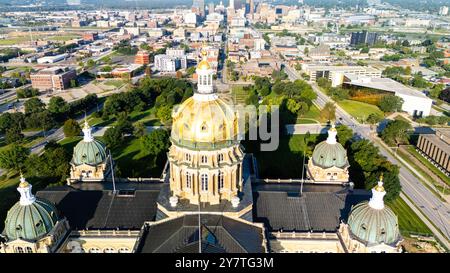 Luftaufnahme von Iowas schönem, mit Blattgold bedecktem State Capitol Building an einem wunderschönen Sommermorgen. Stockfoto