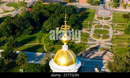 Luftaufnahme von Iowas schönem, mit Blattgold bedecktem State Capitol Building an einem wunderschönen Sommermorgen. Stockfoto