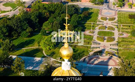 Luftaufnahme von Iowas schönem, mit Blattgold bedecktem State Capitol Building an einem wunderschönen Sommermorgen. Stockfoto