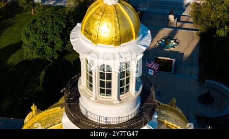 Luftaufnahme von Iowas schönem, mit Blattgold bedecktem State Capitol Building an einem wunderschönen Sommermorgen. Stockfoto