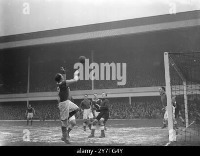 28. Januar 1950 Studie in Stillleben IM Upton Park Today (Samstag), als Evertons Torhüter George Burnett (rechts) von der statuesken Pose überrascht wird, die Bill Robinson, West Ham Mittelstürmer (9), während der vierten Runde im Cup angenommen hat. Der zweite von rechts ist Gerry Gazzard, West Ham innen rechts. Everton schlug West Ham aus dem Cup und erzielte zwei Tore auf die Heimmannschaft eins. Stockfoto