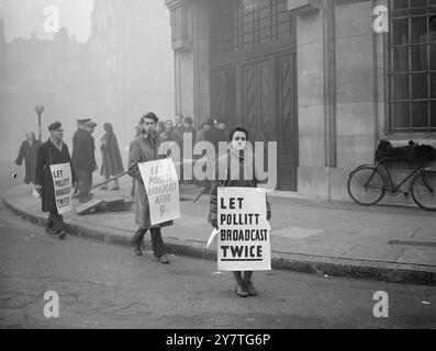 Eine kleine Gruppe von Menschen, von denen einige Plakate mit der Aufschrift " Let Pollitt Broadcast zweimal " (Harry Pollitt von der Kommunistischen Partei) trugen, stand auf dem Bürgersteig vor dem Hauptquartier von B.C., Broadcasting House, London Today. Sie protestierten gegen die Zeitspanne , die dem Wahlprogramm der Kommunistischen Partei zur Verfügung gestellt werden könnte . 27. Januar 1950 Stockfoto